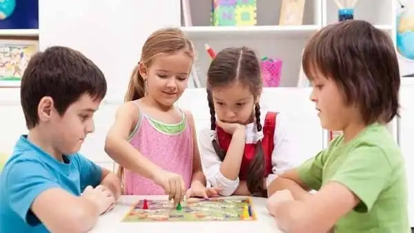 كارثة نعيشها دون أن نعلم أداة صغيرة في يد أطفالنا تدمر عقولهم وت