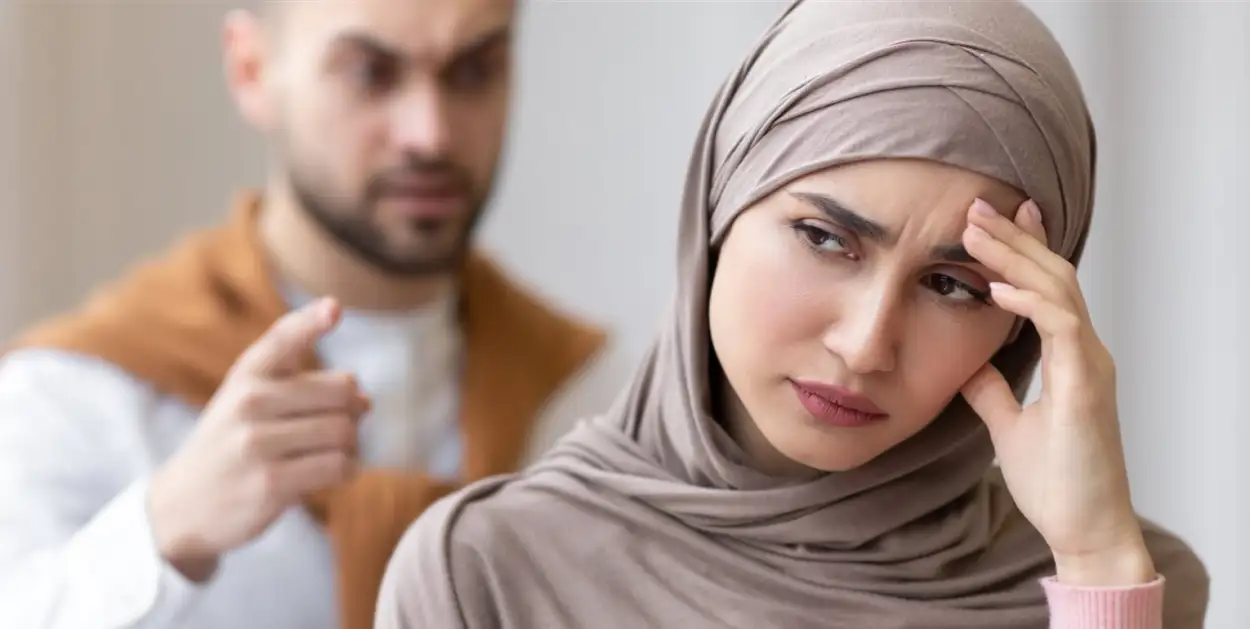 لماذا نهى النبي عن مخبب المرأة على زوجها وما عقوبة المخببة؟ وما 