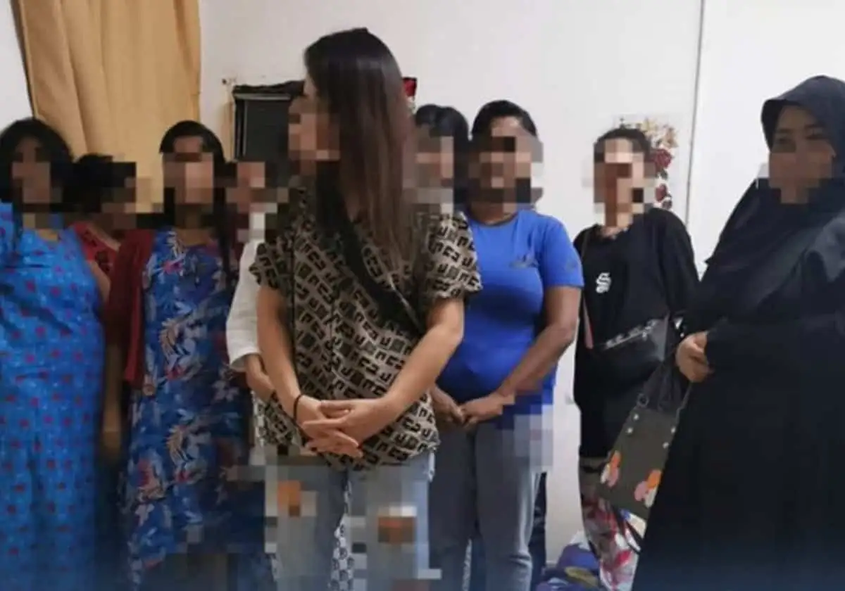 القـ،،ـبض على 16 فتاة مع 5 اشخاص في مركز للمساج بعدما قام احدهم 