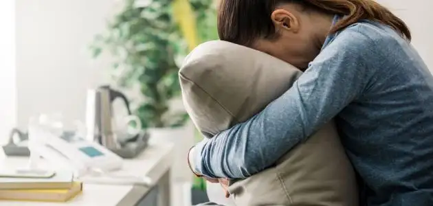 لماذا تهرب الزوجة وتخاف جدًا من جمـ،ـا.ع الاقلف مع انه جميع الرج