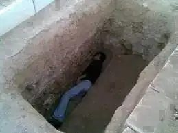 شاب يضع هاتفه داخل قبر صديقة أثناء دفنه.. وبعد ساعات اتصل بالرقم