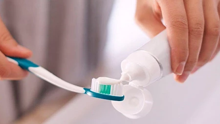  الكارثة تبدأ من الفم .. معجون اسنان شهير يحتوي على مادة مسرطنة تهاجم الكبد والمعدة وتسبب خلل هرموني رهيب ويؤدي إلى الوفاة!! 