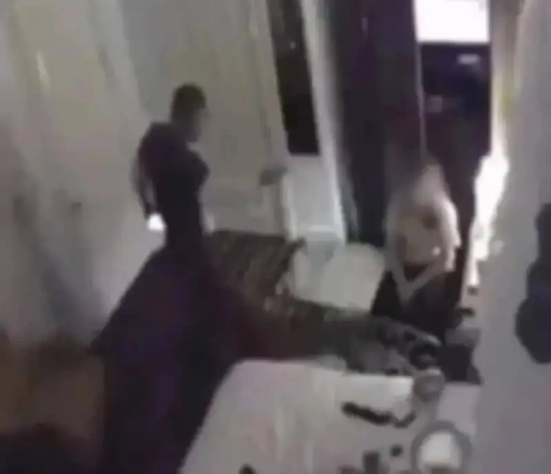شك في زوجته زوج يضع كاميرا مراقبة بمنزله ليكتشف ما تفعله زوجته ب