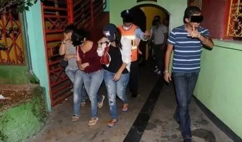 القـ،،ـبض على 8 نساء يعملن في مركز مساج وهن مع 4 رجال بعدما قامت